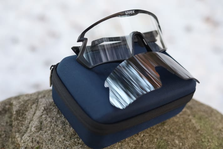 Uvex offers the Shield glasses in the Sportstyle 231 set as a package consisting of a storage box and interchangeable lens. Ideal for changing between the seasons.