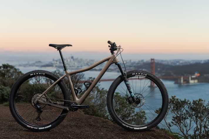 For the top model, Ibis relies on a Fox Float 34 Performance and a complete Shimano SLX groupset.