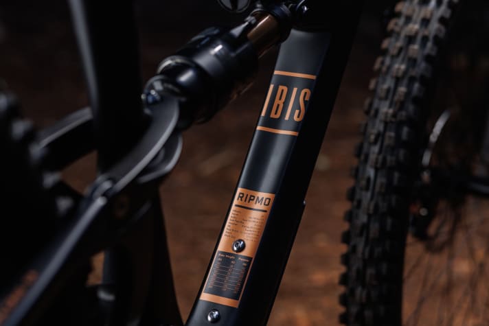 Practical: In addition to the technical data, the air pressures for the shock can be found on the down tube - as here on the Ibis Ripmo.