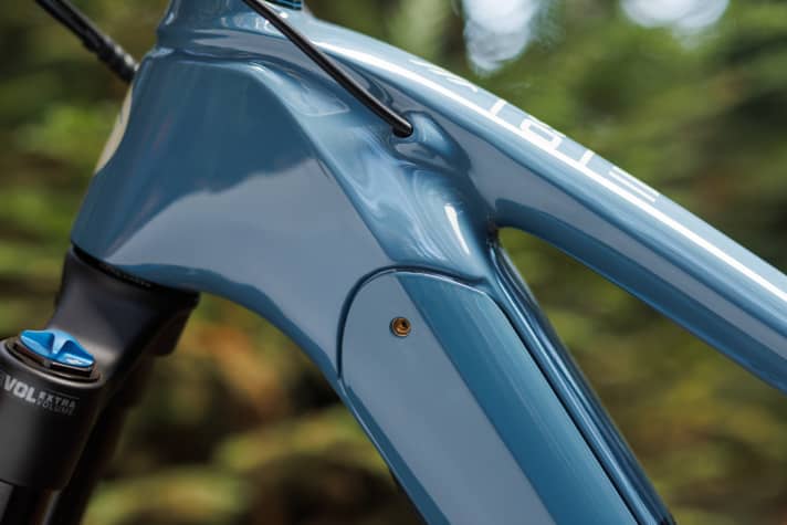 Mithilfe eines Multitools kann der große Bosch Akku beim Oso einfach zur Seite hin entnommen werden.