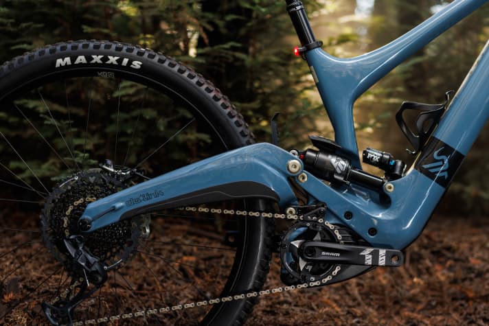 The rear triangle of the Ibis Oso with the banana swingarm is reminiscent of motocross bikes.