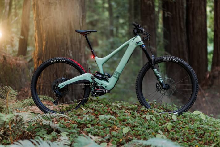 The Ibis Oso is only available in one equipment variant. As seen here with Fox Performance Parts, GX drivetrain and XT brakes for a hefty 10999 euros.