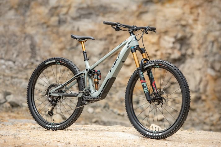 Das Modell “Team XTR” des Pivot Shuttle SL mit der kräftigeren Fox 36 dürfte die erste Wahl für Biker sein, die es bergab krachen lassen wollen. In Größe M soll es 17 Kilogramm wiegen.