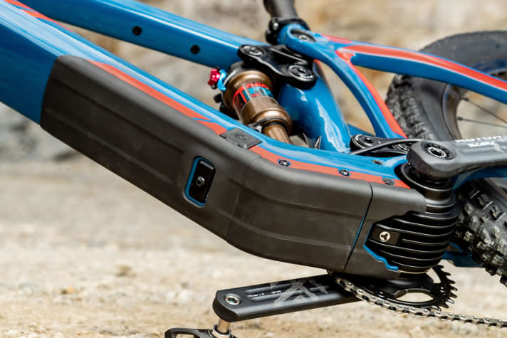 The Fazua motor only shows its cooling fins from below. From the side, however, the e-bike drive is barely recognisable.