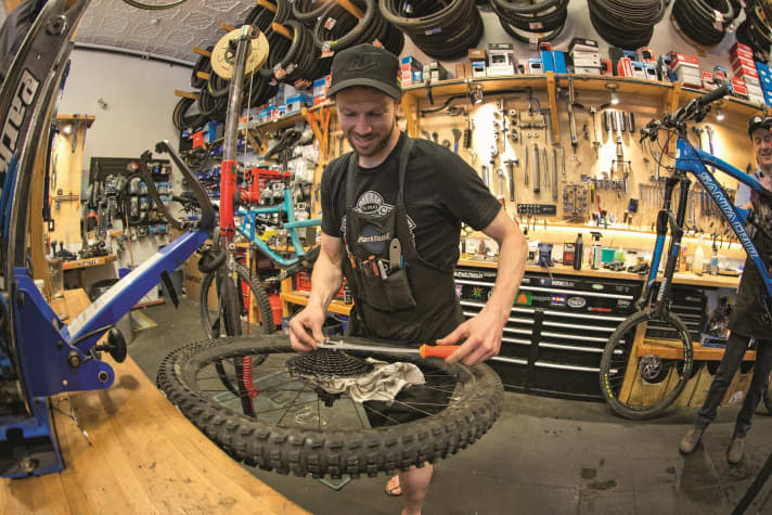 Die wenigsten Hobby-Biker haben für ihren Dreambuild eine so aufgeräumte Werkstatt zur Verfügung, wie Mitch Forbes und Luke Schleppe von Revolution Cycles.