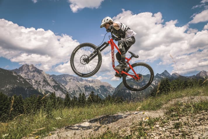 Children learn quickly on a bike. This can have a positive influence on their self-concept.