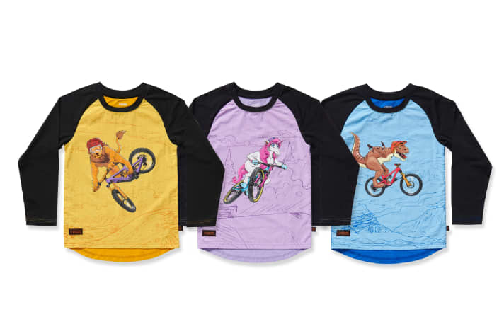 Die technischen Trikots gibt es mit drei verschiedenen Motiven