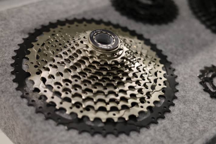 The L-Twoo cassettes with 12 sprockets are compatible with standard Shimano freewheels.