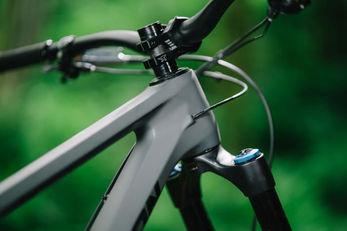 While the cable for the dropper post and gearstick runs inside the frame, Transition routes the brake line on the Patrol outside the frame.