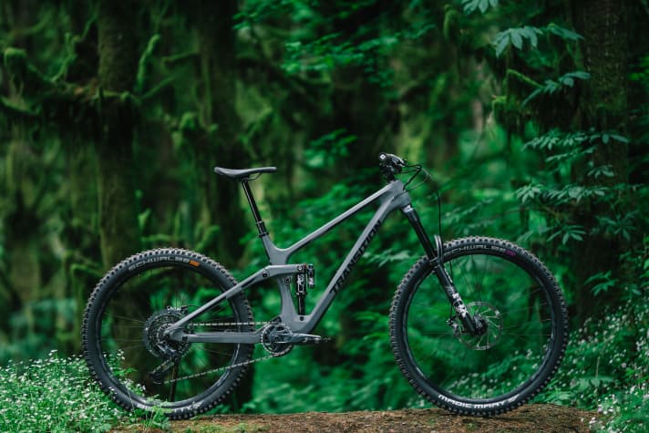 Moonshadow heißt die Farbe des Transition Patrol Carbon. Die Optik des Rahmens sieht dem Alu-Modell zum verwechseln ähnlich.