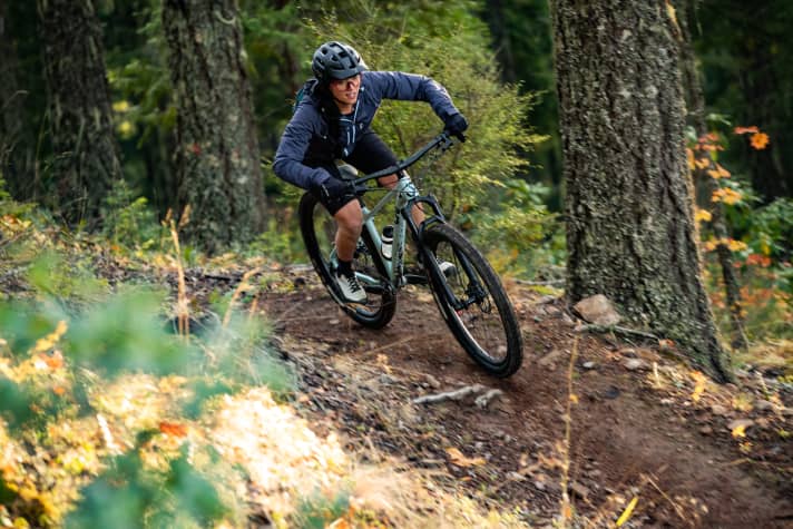 The Lurra feels at home on flowing descents as well as technical climbs.