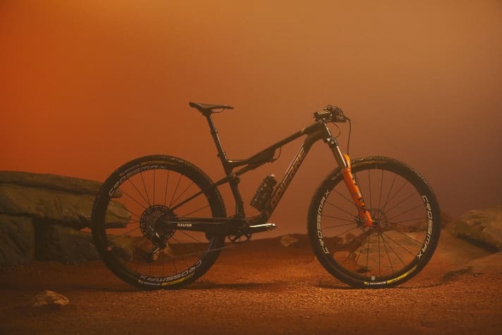 The working tool of the Lapierre Mavic Unity team: the Lapierre XR Racefully with Shimano components and Mavic wheels.