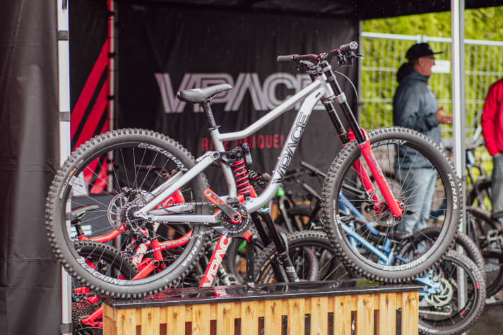 Gibt`s nur in Leogang: Das neue Fred von Vpace im Downhill-Dream-Build. Da fiel so manchem Nachwuchs-Shredder die Kinnlade runter.