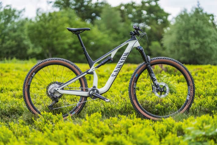 The Canyon Neuron CF 9 for 3999 euros. It comes with Fox Performance Elite suspension and a Shimano XT groupset. 