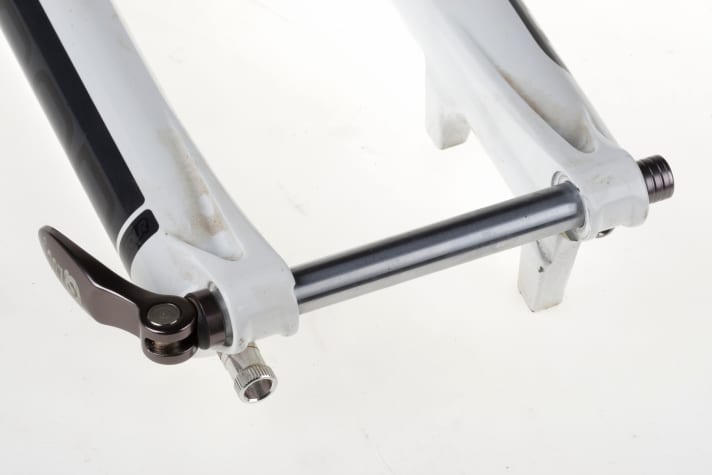   The variety of "standards" on modern bikes is one of the biggest problems for upcycling. This goes from the bottom bracket to the derailleur hanger to the thru axle.