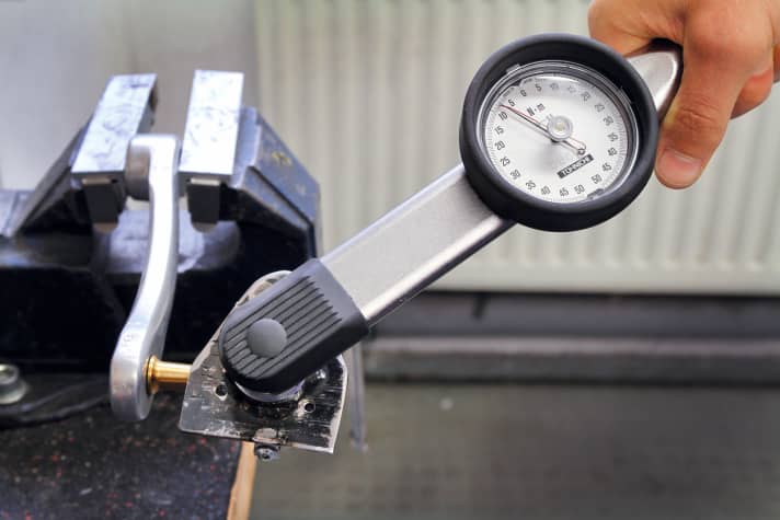 In the test laboratory, the release hardness of the clipless pedals was determined using a torque spanner with a dial gauge and a cleat mount.