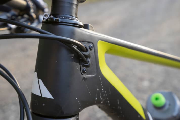   Im Rahmeninneren verlegte Züge gehören bei hochwertigen Bikes zum guten Ton, machen die Aufbereitung aber kompliziert.