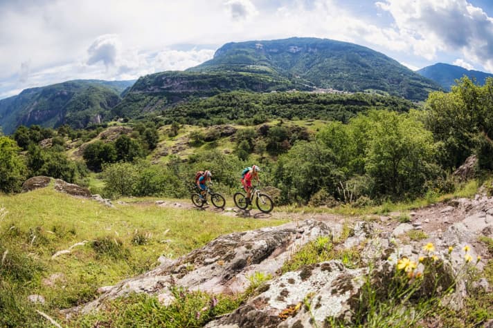   Die Skyline von Kaltern bildet der Mendelkamm. Die Transalp-Route führt aber über den sanfteren Hügel der Montiggler Seen.