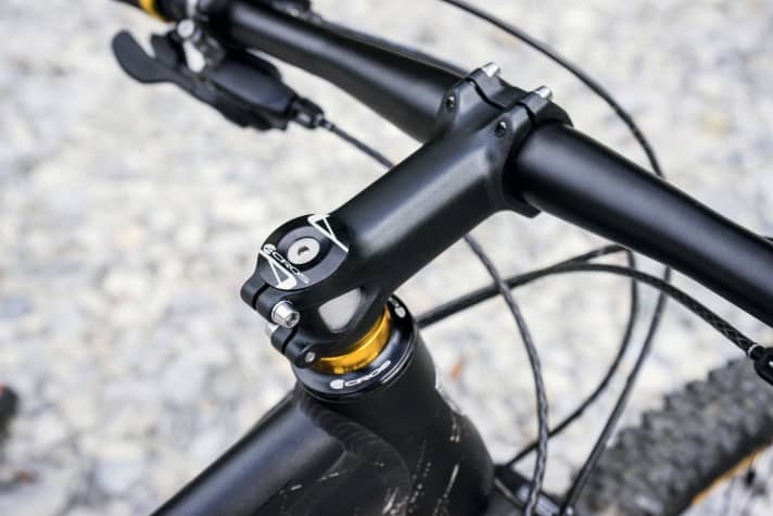   Long bones are out: The stem is connected to the steerer tube and the handlebars to the stem by means of a clamp.