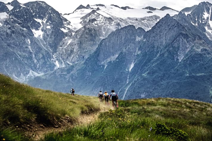   The route of the BIKE Transalp 2016 also led along the north of the Adamello massif.