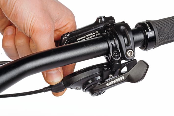  Problem no. 2: Fine adjustment faulty.   If the rear derailleur is tight but the chain still jumps, try realigning the rear derailleur using the tension (at the top of the trigger). Aim: The pulleys must be positioned exactly under the sprockets. If you turn clockwise (looking at the trigger), the pulleys move outwards. If you turn in the other direction, the deflection pulleys move inwards.