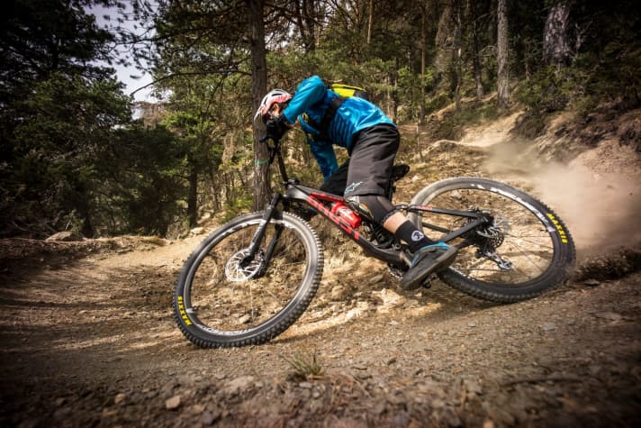Auch ohne wilde Drifts gelangt Reifenabrieb beim Biken als Mikroplastik in die Umwelt.