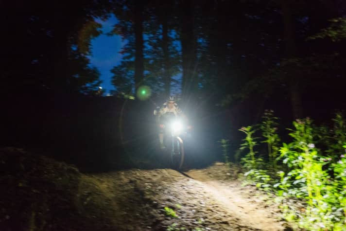   Die Extremversion: Anlässlich des 25. EBM-Jubiläums wurde 2017 eine Dreifach-Version ausgefahren. BIKE-Reporter Henri Lesewitz (Foto) war bei der 300 Kilometer langen Härteprüfung mit 9000 Höhenmetern am Start. Auch 2022 wird es wieder einen EBM300 geben.