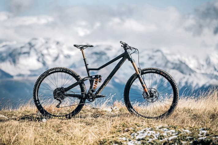   Raaw's first work from 2017: the long-stroke 29-inch enduro bike Madonna (>> <a href="https://www.bike-magazin.de/freeride/test/9-enduros-von-2200-bis-8700-euro-im-test" target="_blank" rel="noopener noreferrer nofollow">Enduro test in FREERIDE 2019</a> ), of which there is now a second version. Behind the Raaw brand is engineer Ruben Torenbeek, who has already designed bikes for Scott and Ghost.
