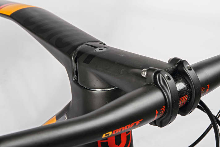   Teilintegriert: Durch die Aussparung im Oberrohr verschmilzt der Vorbau optisch mit dem Hauptrahmen.