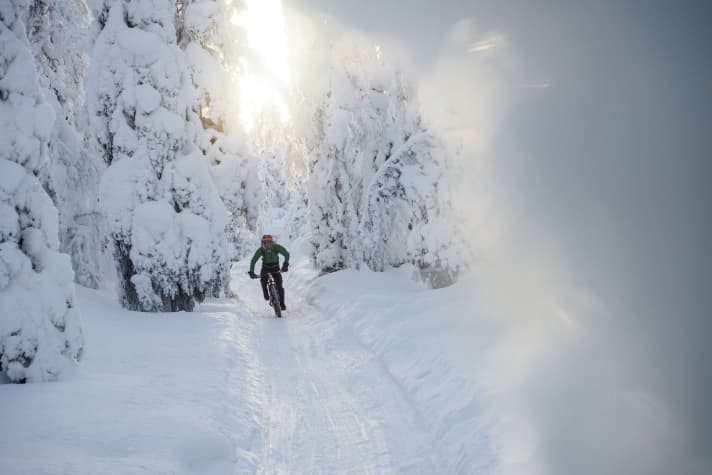 Hot on white: 14 pages about the fascination of winter biking and gloves, jackets and trousers in the cold check. Page 88