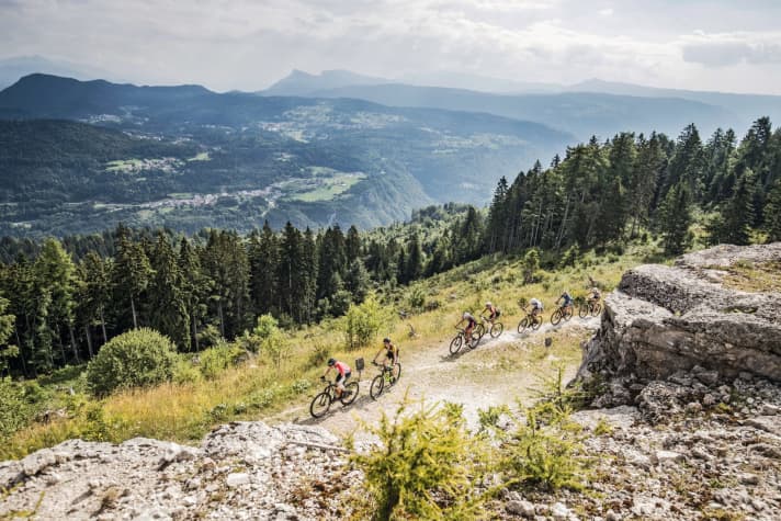   Über die Hochebene von Folgaria geht es auf der 7. Transalp-Etappe zum Ziel in Riva del Garda.