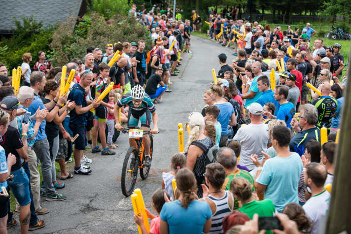   Steep, nasty and absolutely iconic: the climb to Wettiner Höhe, known as Alp de Wettin, is one of the most famous passages on the marathon scene. Riders who have ridden through the cheering crowds report unprecedented goosebumps.