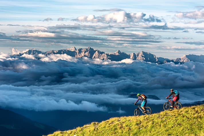 Flowing is almost like flying - especially when the clouds are already below you and evening is setting in at the foot of the Nockberge mountains.