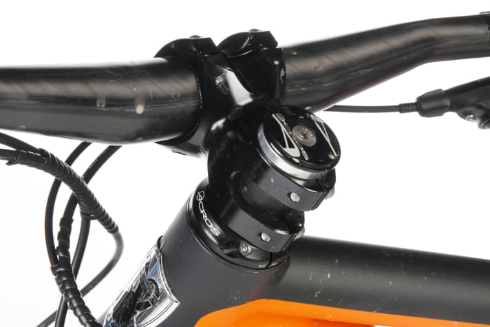   Die Schraube in der Ahead-Kappe hält die Gabel im Steuerrohr. Ist der Vorbau lose, musst Du sie anziehen.