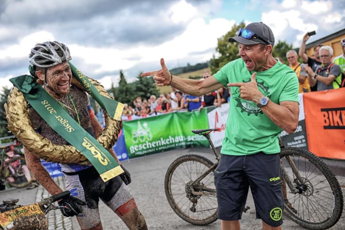   Race director Albrecht Dietze celebrates Christian Kreuchler, the winner of the EBM 2018.