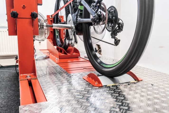   A fundamental <a href="https://www.bike-magazin.de/magazin/so-testet-das-emtb-magazin-das-neue-emtb-testsystem-im-detail/" rel="noopener noreferrer">part of every EMTB test</a>: the motor test bench in the EMTB test lab. Among other things, we use it to determine the range altitude, i.e. how many metres of altitude a bike can cover on one battery charge. This is the only way to objectively compare the individual E-MTBs with each other.