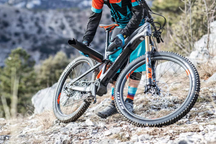   With the lightweight Fazua drive, the drive unit can be removed from the bike in a few simple steps. E-MTBs with Fazua motors are available from hardtails to enduro bikes.