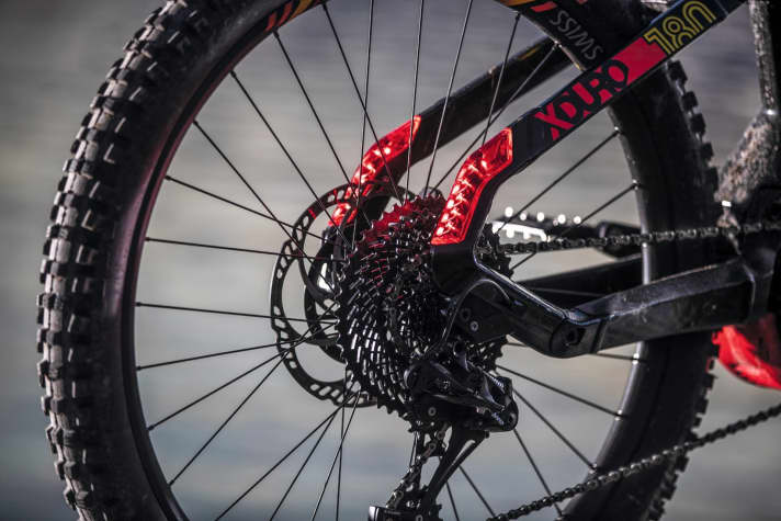   Haibike präsentierte auf der Eurobike 2018 mit dem Flyon das erste E-MTB, das trotz sportlicher Ausrichtung voll auf Systemintegration setzte. Inklusive smart integrierter Lichtanlage.