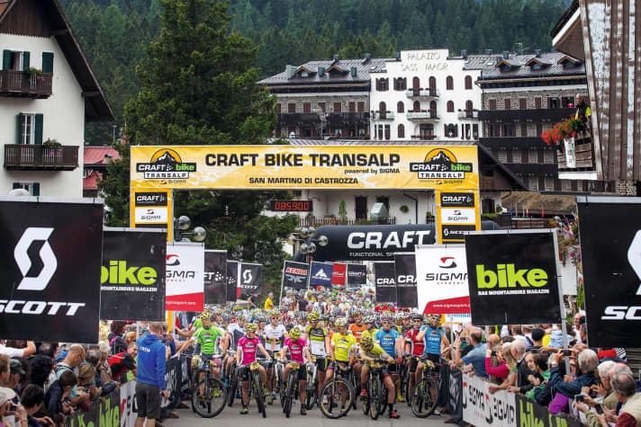   Etappe 5 der BIKE Transalp 2022 führt von Kaltern nach San Martino. Wer sich seine Kraft clever einteilt, kann unterwegs die Blicke auf die ersten Dolomiten-Spitzen und die abschließende Abfahrt besonders genießen.