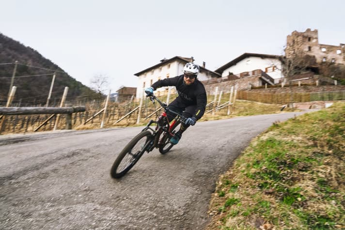   230 metres downhill with an average gradient of 13.8 percent, with a peak gradient of up to 25 percent, serve to test modulation, braking power and stability. Even if the scenario doesn't seem hard at all, it was already too much for some brakes!