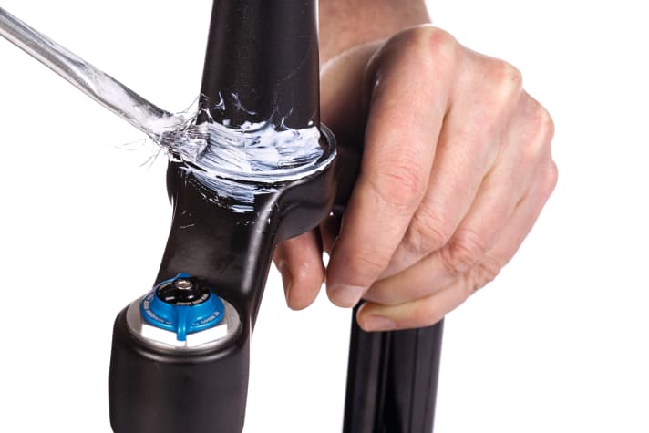 Regular <a href="https://www.bike-magazin.de/service/schrauber_tipps/steuersatzlager-tauschen--fetten--so-wird-gemacht" target="_blank" rel="noopener noreferrer nofollow">cleaning and greasing of the headset</a> ensures that the bearings run smoothly and are better protected from dirt and water. The grease pack also prevents annoying cracking noises.