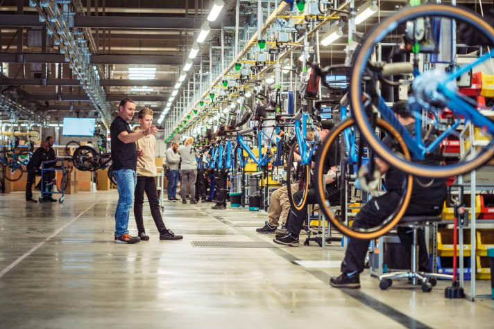   Around 450 bikes are produced daily at the Canyon production facility in Koblenz. Christoph Listmann, Director Development MTB at Canyon, answered our questions about delivery capacity. 
