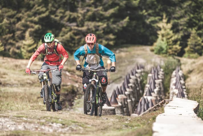   Am Plamort an der Grenzlinie steht eine Reihe skurriler Panzersperren, die den Übergang nach Südtirol markieren.