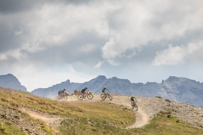   After the descent on the rollercoaster trail in the Carosello 3000 bike park, we continue towards Bormio.