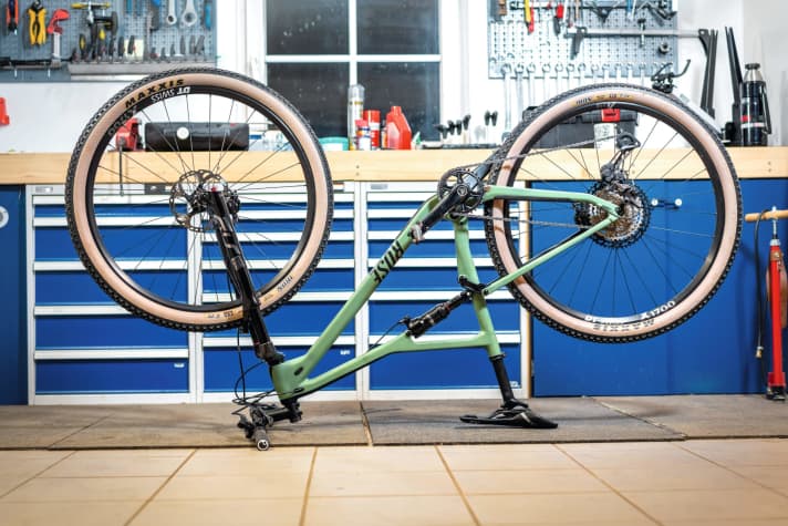 Hilft, wenn die MTB-Gabel schlecht anspricht: Bike über Nacht auf den Kopf stellen.