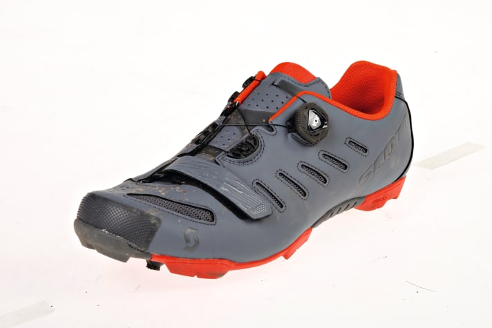 Race shoes are usually well ventilated, but are also less well protected against mud and splash water.