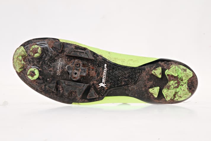 If you want to go really fast, there is no way around a carbon sole, like here on the Shimano SH-XC901 .