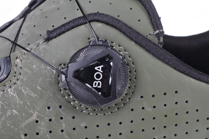 Boa fasteners are now available from almost all manufacturers. They are fine and quick to adjust but unfortunately also somewhat prone to dirt and damage.