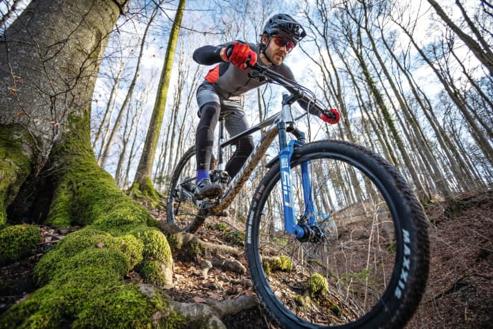 Light as a feather: 100-millimetre forks are the ascetics among suspension forks and don't have a gram too much on their ribs. Hardly heavier, but with more travel: What do 120 mm forks do differently - or even better? Our fork test provides the answers. Page 42