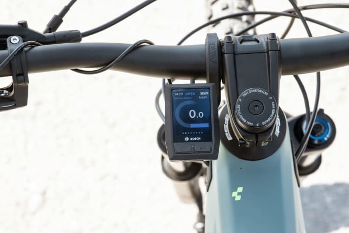   Bosch's Kiox display (left) offers even more functions since the last update, including a Komoot navigation display. However, the Kiox is significantly bulkier than the EP8 version and the ergonomics of the control panel are only moderate. Some manufacturers therefore opt for the somewhat outdated Purion display. 